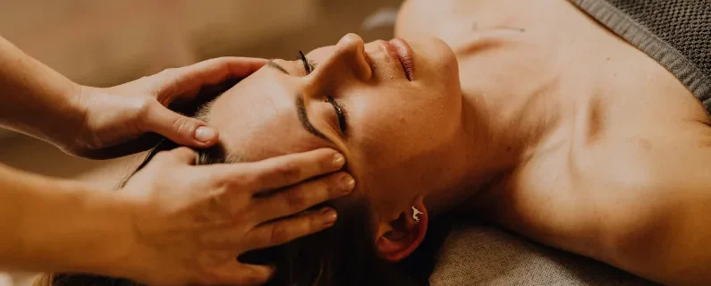 Tratamientos faciales de rejuvenecimiento con masaje facial en bodii