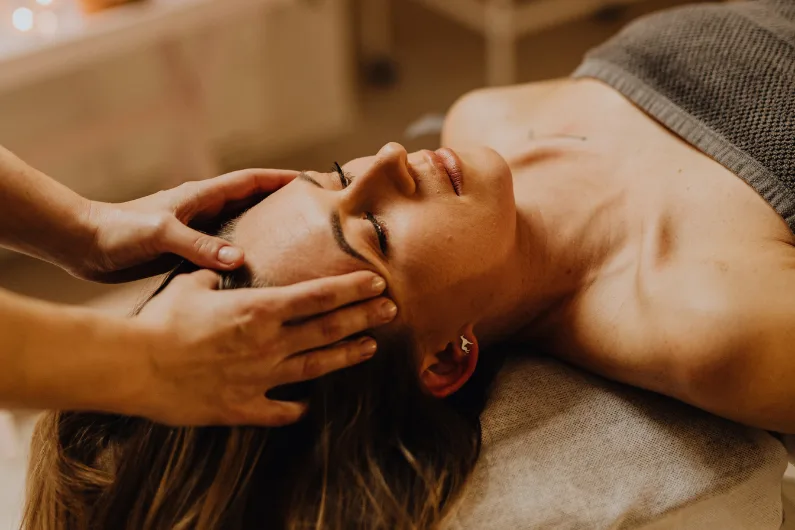 Tratamientos faciales de rejuvenecimiento con masaje facial en bodii